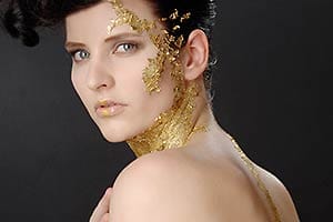 Frauen-Akt mit Blattgold