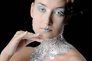 Frauen-Akt in Silber