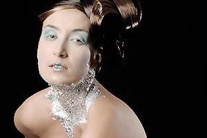 Frauen-Akt in Silber