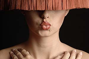 Frauen-Akt mit Lampenschirm-Frisur