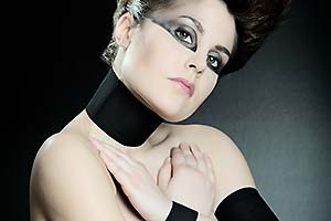 Frauen-Akt mit schwarzem Band