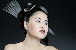 Schwarz-Weiß Bodypainting-Akt mit Asia-Model