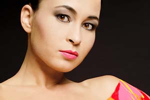 Bodypainting-Akt in Rot und Gelb