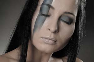 weiblicher Akt mit dunkelhaarigem Modell