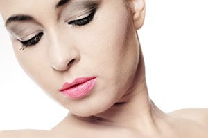 weibliches Modell mit rosa Farbklecks auf der Brust