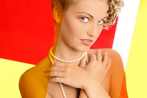 blondes Akt-Modell zwischen roten und gelben Plexiglasscheiben