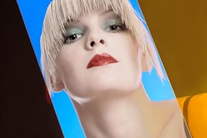 blondes Dessous-Modell zwischen rotenm, blauen und gelben Plexiglasscheiben