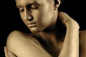 weibliches Bodypainting in Gold