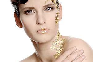 Frauen-Akt mit Blattgold