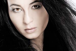 Frauen-Akt in weißem Tuch