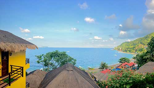 Tauchressort mit Blick auf Bucht von Anilao