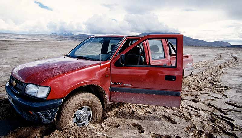 Truck steckt im Salzsee fest