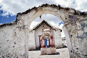 Blick durch Steintor auf Kapelle