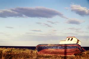 farbiges Holzboot auf dem Trockenen