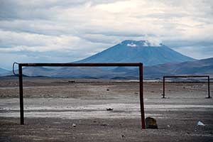 Fußballplatz vor Vulkan-Kulisse