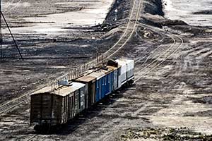 stehender Güterzug in Hochebene