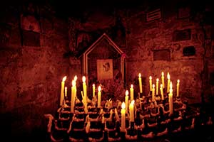 brennende Kerzen in Kapelle bei Nacht