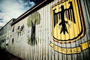 deutsche Schule in Wellblechgebäude