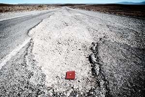 Deutscher Reisepass in riesigem Schlagloch