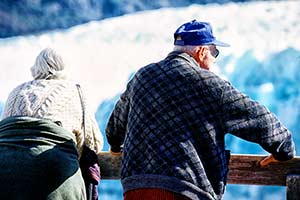 altes Paar blickt auf Gletscher