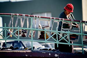 Einheimische bei Straßenverkauf