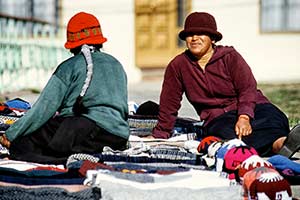zwei Frauen verkaufen Handarbeiten