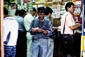 Männer in Wettbüro