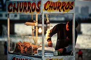 Mann mit Lebensmittel-Verkaufsstand