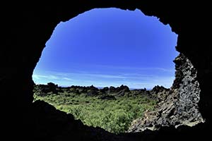 Blick durch natürliches Lava-Tor