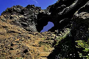 Steintor aus erstarrter Lava