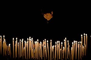 von Kerzen erleuchtetes Frauengesicht