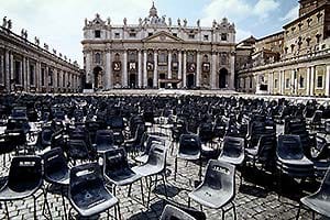 viele leere Stühle nach Audienz vor Petersdom