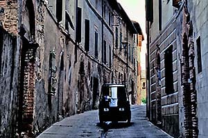 Kabinenroller in enger Gasse