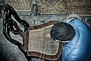 Handwerker flickt Stuhlsitzfläche