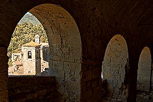 Blick durch Steinwand-Fenster auf Stadt