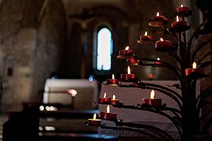 brennende Kerzen vor Altar