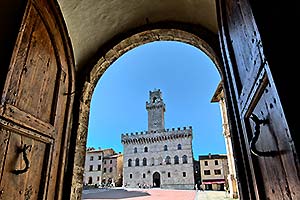 Blick durch Holztor auf Rathaus