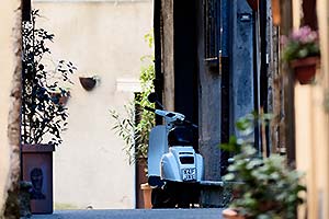 Vespa in Strassengasse
