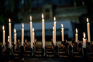 brennende Kerzen vor Altar