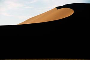 Düne in der Namib mit extremen Schatten