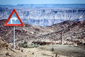 Rechtsabbiegen-Verkehrszeichen vor Fishriver Canyon