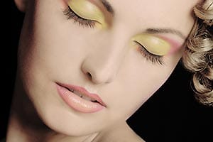 Frauen-Porträt mit blondem Lockenkopf