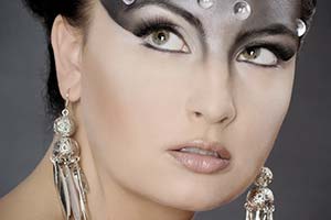 Frauenporträt mit Perlen auf Stirn