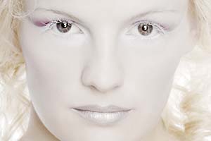 Frauenporträt mit blondem Lockenkopf