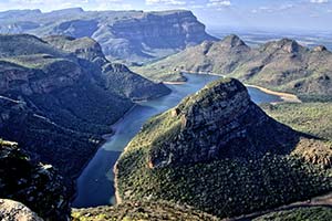 Fotograf kniet im Sand der Namib