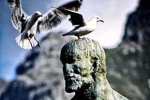 Alter eisener Ofen zwischen Steinfelsen