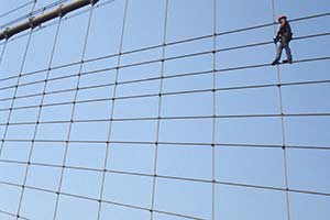 Arbeiter im Stahlseil-Netz der Brooklyn Bridge